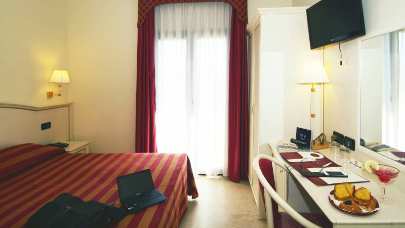 Fashion-Hotel-Valmontone-room-classic-1b